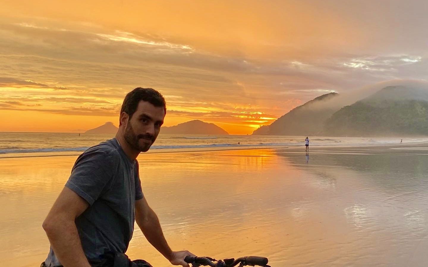 Hombre meditando sobre el infinito Hombre meditando sobre el infinito